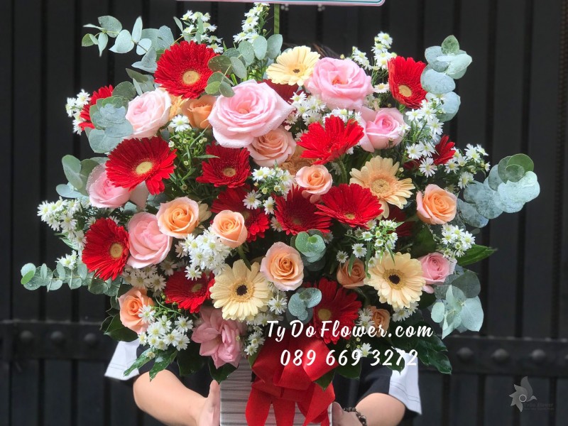 G04241499 GIỎ HOA CHÚC MỪNG SINH NHẬT thiết kế tone màu đỏ hồng cam