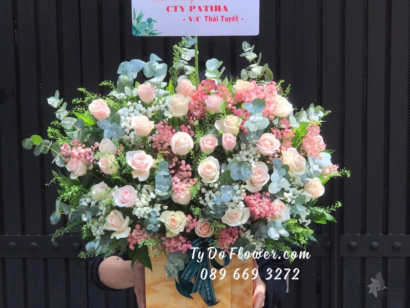 G04241500 GIỎ HOA CHÚC MỪNG SINH NHẬT thiết kế Hoa Hồng Kem