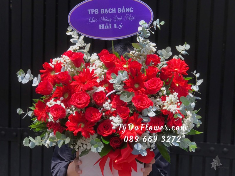 G04241501 GIỎ HOA CHÚC MỪNG SINH NHẬT thiết kế Hoa Hồng Đỏ, Đồng Tiền Đỏ