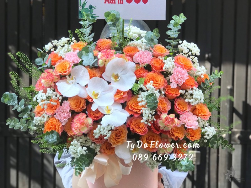 G04241502 GIỎ HOA CHÚC MỪNG thiết kế Hoa Hồng Cam Spirit Roses, Lan Hồ Điệp Trắng