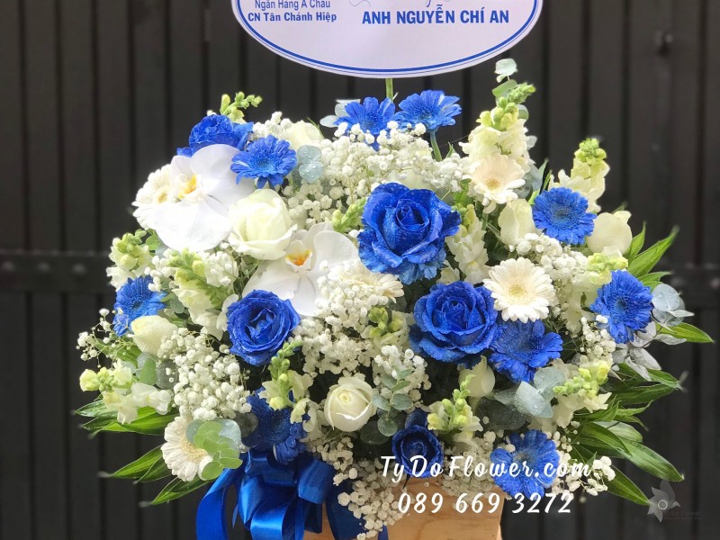 G04241504 GIỎ HOA CHÚC MỪNG SINH NHẬT thiết kế tone màu xanh trắng, chủ đạo hoa hồng xanh dương