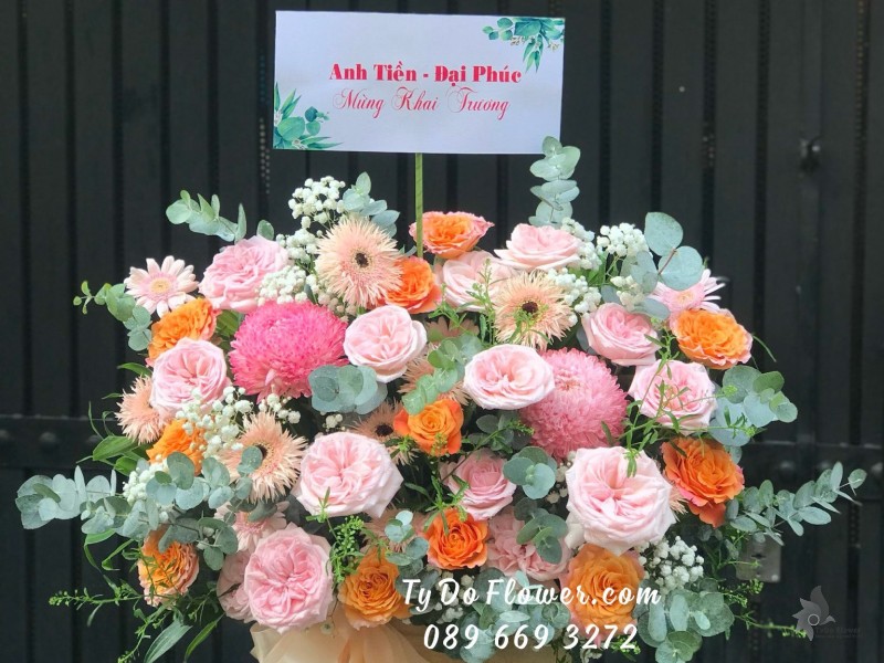 G05241598 GIỎ HOA MỪNG KHAI TRƯƠNG thiết kế tông màu hồng cam, điểm nhấn Hoa Cúc Mẫu Đơn Hồng