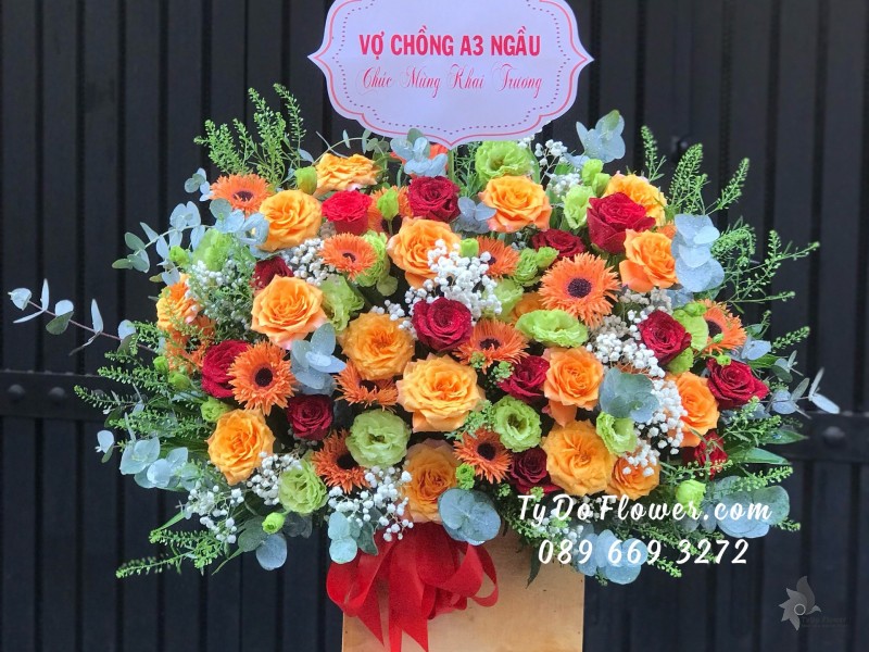 G05241610 GIỎ HOA CHÚC MỪNG KHAI TRƯƠNG thiết kế tông màu đỏ cam xanh, chủ đạo Hoa Hồng Cam Spirit Roses, Đỏ Ecuador, Cát Tường Xanh Bơ, Đồng Tiền Tua