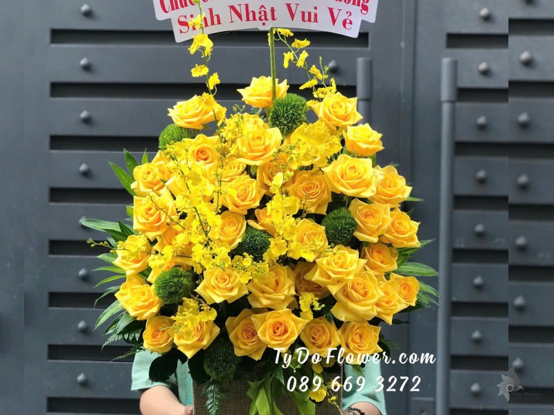 G08241797 GIỎ HOA CHÚC MỪNG SINH NHẬT GIÁM ĐỐC thiết kế Hoa Hồng Vàng Gold