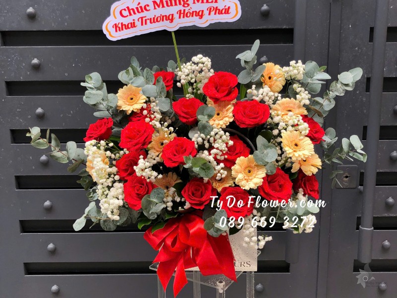 G10241965 GIỎ HOA CHÚC MỪNG KHAI TRƯƠNG HỒNG PHÁT Thiết Kế Hoa Hồng Đỏ, Đồng Tiền Mini Cam