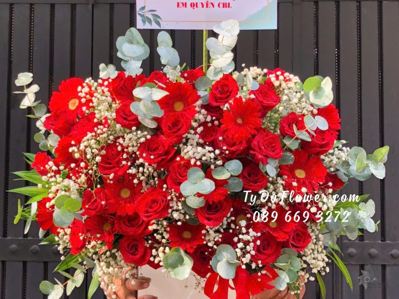 G10241981 GIỎ HOA CHÚC MỪNG thiết kế hoa hồng đỏ, đồng tiền đỏ