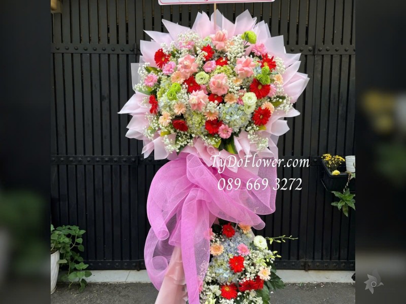 KCM01256 KỆ HOA CHÚC MỪNG KHAI TRƯƠNG HỒNG PHÁT Thiết kế tông màu đỏ hồng xanh, chủ đạo Hoa Hồng, Đồng Tiền, Cẩm Tú Cầu