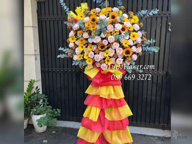 KCM01257 KỆ HOA CHÚC MỪNG Thiết kế tông màu đỏ hồng vàng, chủ đạo Hoa Hồng Kem, Đồng Tiền Vàng, Hướng Dương, Cúc