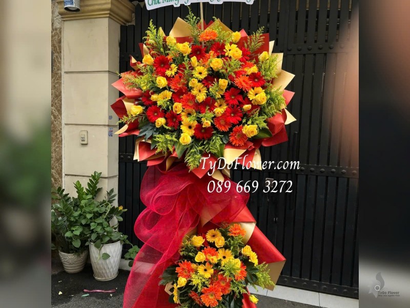 KCM01258 KỆ HOA CHÚC MỪNG KỶ NIỆM NGÀY THÀNH LẬP Thiết kế tông màu đỏ vàng, chủ đạo Hoa Hồng Vàng Gold, Đồng Tiền