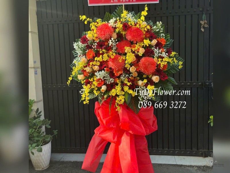 KCM01259 KỆ HOA CHÚC MỪNG KHAI TRƯƠNG HỒNG PHÁT Thiết kế tông màu đỏ vàng, chủ đạo Hoa Hồng Đỏ, Lan Vũ Nữ, Cúc Mẫu Đơn Đỏ