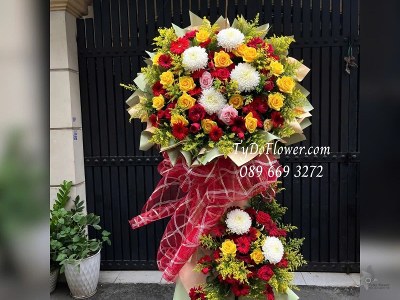 KCM012511 KỆ HOA CHÚC MỪNG Thiết kế tông màu đỏ vàng, chủ đạo Hoa Hồng Vàng Gold, Hoa Hồng Đỏ, Đồng Tiền, Cúc Mẫu Đơn Trắng