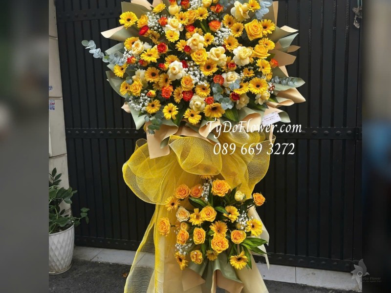 KCM012512 KỆ HOA CHÚC MỪNG Thiết kế tông màu vàng, chủ đạo Hoa Hồng Vàng Gold Victor, Đồng Tiền Vàng, Hoa Hồng Cam Cháy