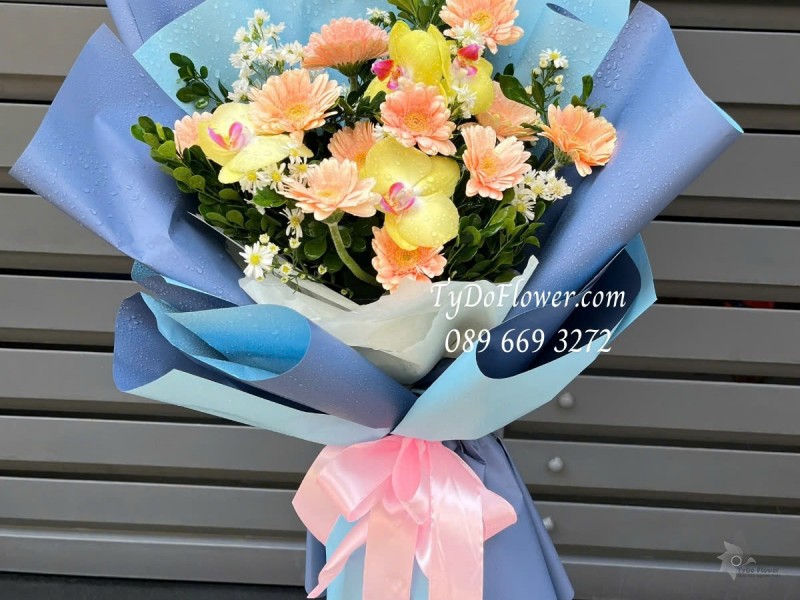 B012540 BÓ HOA CHÚC MỪNG Thiết kế Hoa Đồng Tiền Mini Cam, Lan Hồ Điệp Vàng