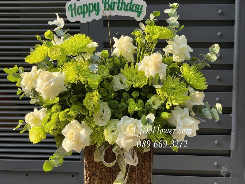 G012552 GIỎ HOA CHÚC MỪNG SINH NHẬT Thiết kế tông màu trắng xanh cốm, chủ đạo Hoa Hồng Trắng, Cúc Xanh Cốm