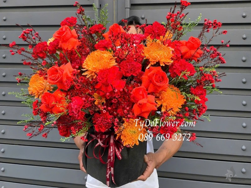 G012554 GIỎ HOA CHÚC MỪNG KHAI TRƯƠNG HỒNG PHÁT Thiết kế tông màu đỏ cam, chủ đạo Hoa Cúc, Hoa Hồng Đỏ, Hoa Thanh Liễu