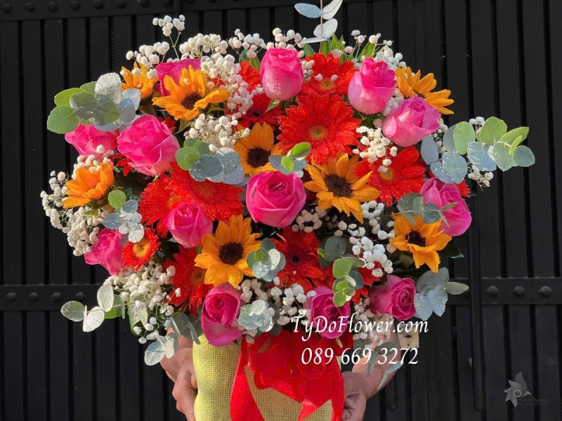 G012555 GIỎ HOA CHÚC MỪNG Thiết kế tông màu đỏ hồng vàng, chủ đạo Hoa Hồng Sen Phật, Hướng Dương, Đồng Tiền