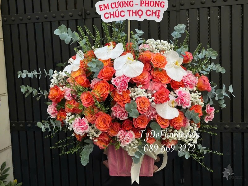 G012556 GIỎ HOA CHÚC THỌ Thiết kế tông màu đỏ hồng cam, chủ đạo Hoa Hồng Cam, Cẩm Chướng, Lan Hồ Điệp