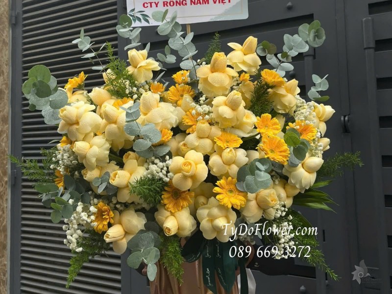 G012557 GIỎ HOA CHÚC MỪNG TẤT NIÊN Thiết kế Hoa Hồng Vàng Victor, Đồng Tiền Mini