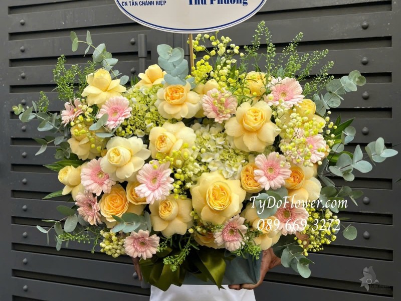 G012559 GIỎ HOA CHÚC MỪNG SINH NHẬT Thiết kế tông màu Vàng Xanh Bơ chủ đạo Hoa Hồng Vàng Victor, Đồng Tiền Mini, Cẩm Tú Cầu