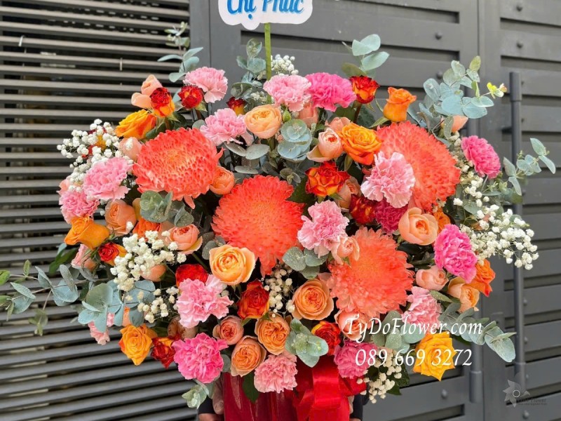 G012564 GIỎ HOA CHÚC MỪNG SINH NHẬT Thiết kế tông màu hồng cam, chủ đạp hoa hồng cam, hoa cúc mẫu đơn cam, cẩm chướng phăng hồng