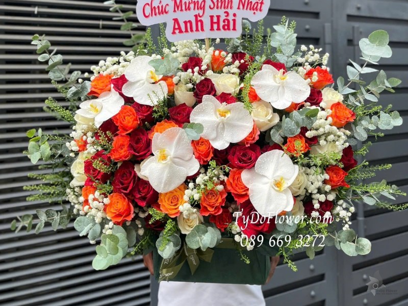 G012565 GIỎ HOA CHÚC MỪNG SINH NHẬT Thiết kế tông màu đỏ cam trắng, chủ đạo Hoa Hồng Đỏ Cam Trắng, Hoa Lan Hồ Điệp