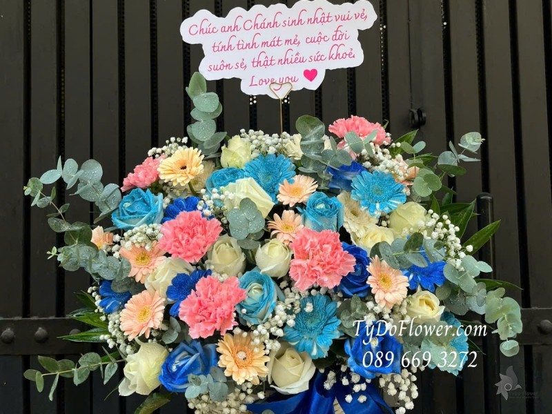 G012566 GIỎ HOA CHÚC MỪNG SINH NHẬT Thiết kế tông màu trắng hồng xanh dương, chủ đạo Hoa Hồng Trắng Xanh, Cẩm Chướng Phăng Hồng, Đồng Tiền Mini Cam