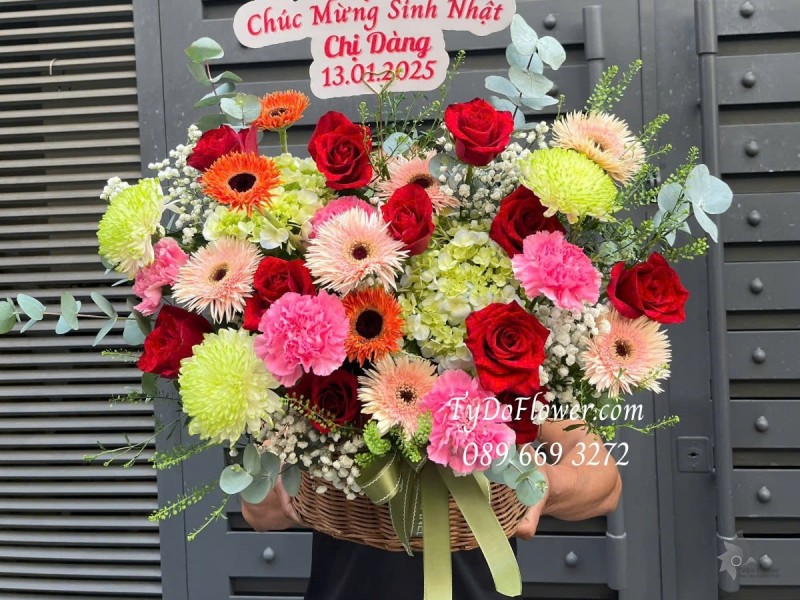 G012572 GIỎ HOA CHÚC MỪNG SINH NHẬT Thiết kế Hoa Đa Sắc, chủ đạo Hoa Hồng Đỏ Ecuador, Cúc Xanh, Cẩm Tú Cầu, Đồng Tiền Tua