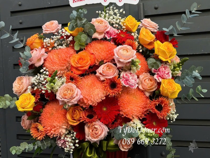 G012573 GIỎ HOA CHÚC MỪNG KHAI TRƯƠNG HỒNG PHÁT Thiết kế tông màu đỏ vàng cam, chủ đạo Hoa Cúc Mẫu Đơn, Hoa Hồng, Đồng Tiền Tua