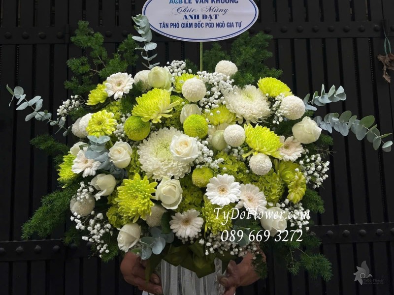 G012574 GIỎ HOA CHÚC MỪNG TÂN GIÁM ĐỐC Thiết kế tông màu trắng xanh cốm, chủ đạo Hoa Hồng, Cúc