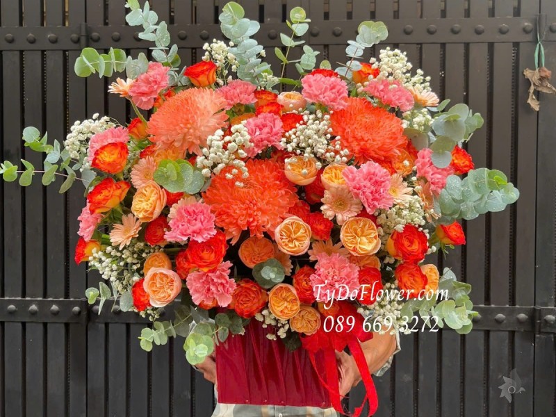 G012575 GIỎ HOA CHÚC MỪNGThiết kế tông màu hồng cam, chủ đạo Hoa Cúc Mẫu Đơn Cam, Hoa Hồng Cam Juliet, Cam Cháy, Cẩm Chướng Phăng Hồng