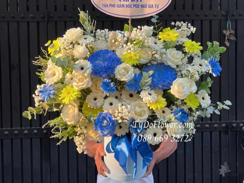 G012578 GIỎ HOA CHÚC MỪNG TÂN PHÓ GIÁM ĐỐC Thiết kế tông màu trắng xanh dương, chủ đạo hoa hồng, hoa cúc, hoa đồng tiền