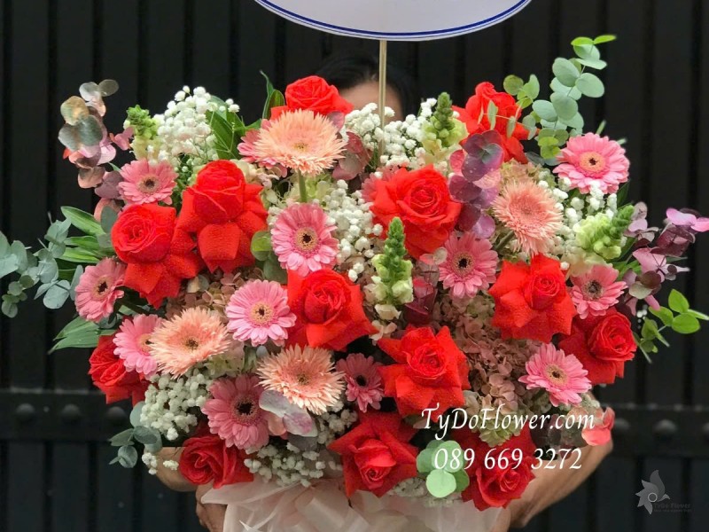 G012580 GIỎ HOA CHÚC MỪNG SINH NHẬT Thiết kế tông màu hồng đỏ cam, chủ đạo Hoa Hồng, Đồng Tiền