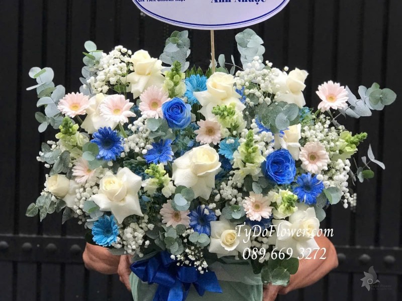 G012582 GIỎ HOA CHÚC MỪNG SINH NHẬT Thiết kế tông màu trắng xanh dương, chủ đạo hoa hồng, đồng tiền, mõm sói