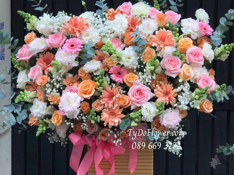G012583 GIỎ HOA CHÚC MỪNG Thiết kế tông màu Pastel, chủ đạo hoa hồng cam Carrot, Pink Ohara, Cát Tường Xoắn, Mõm Sói, Đồng Tiền