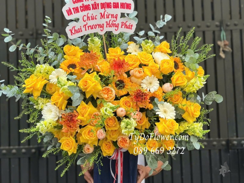 G012587 GIỎ HOA CHÚC MỪNG KHAI TRƯƠNG HỒNG PHÁT Thiết kế tông màu vàng, chủ đạo Hoa Hồng Vàng Gold, Cam Juliet, Mõm Sói Vàng