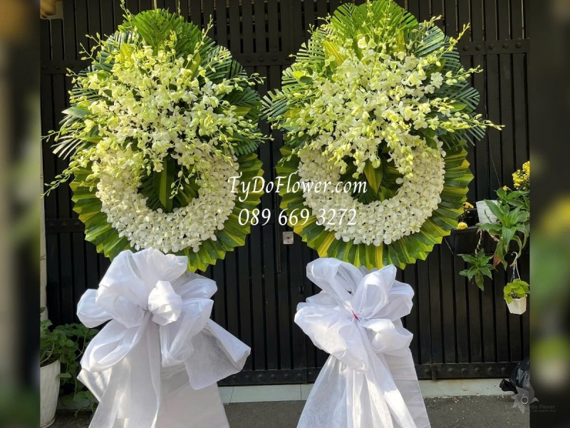 KCB012592 ĐẶT TỪ 02 KỆ HOA TANG LỄ VÒNG HOA CHIA BUỒN Kính Viếng Thiết kế 01 tầng Hoa Lan Trắng