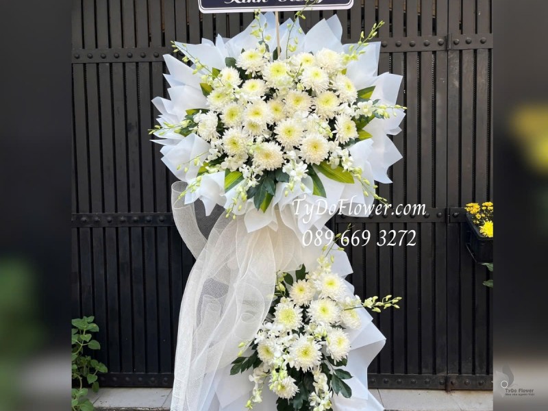 KCB012594 KỆ HOA TANG LỄ VÒNG HOA CHIA BUỒN Kính Viếng Thiết kế 02 tầng Hoa Cúc Mẫu Đơn Trắng, Hoa Lan Trắng