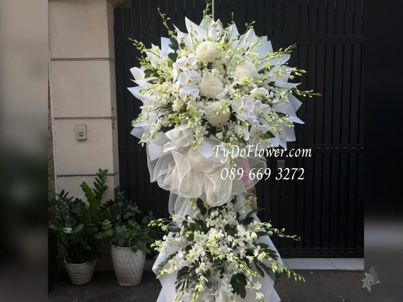KCB012595 KỆ HOA TANG LỄ VÒNG HOA CHIA BUỒN Kính Viếng Thiết kế 02 tầng Hoa Cúc Mẫu Đơn Trắng, Hoa Lan Trắng, Hoa Lan Hồ Điệp Trắng