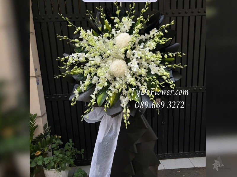 KCB012597 KỆ HOA TANG LỄ VÒNG HOA CHIA BUỒN Kính Viếng Thiết kế 01 tầng Hoa Lan Trắng, Cúc Mẫu Đơn Trắng