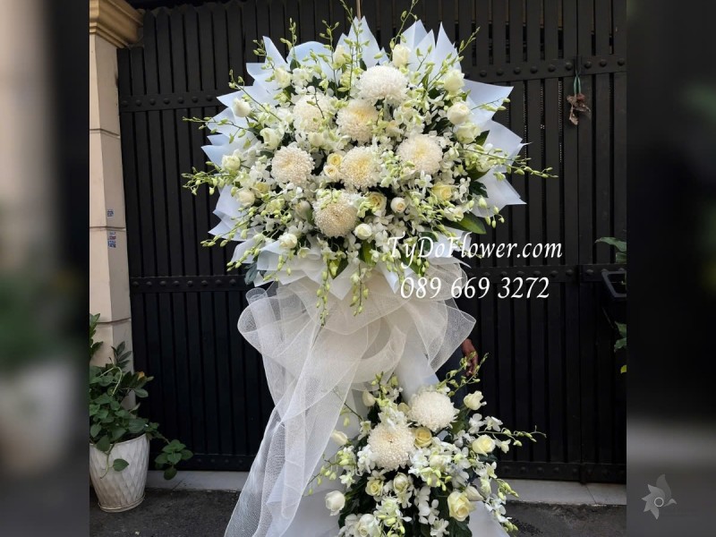 KCB0125100 KỆ HOA TANG LỄ VÒNG HOA CHIA BUỒN Kính Viếng Thiết kế 02 tầng Hoa Lan Trắng, Cúc Mẫu Đơn Trắng, Hoa Hồng Trắng
