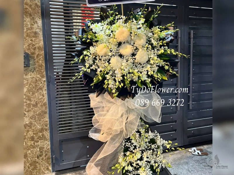 KCB0125102 KỆ HOA TANG LỄ VÒNG HOA CHIA BUỒN Kính Viếng Thiết kế 02 tầng Hoa Lan Trắng, Cúc Mẫu Đơn Trắng