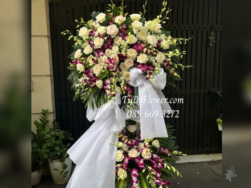 KCB0125108 KỆ HOA TANG LỄ VÒNG HOA CHIA BUỒN Vô Cùng Thương Tiếc Thiết kế 02 tầng Hoa Lan Tím, Hoa Hồng Trắng