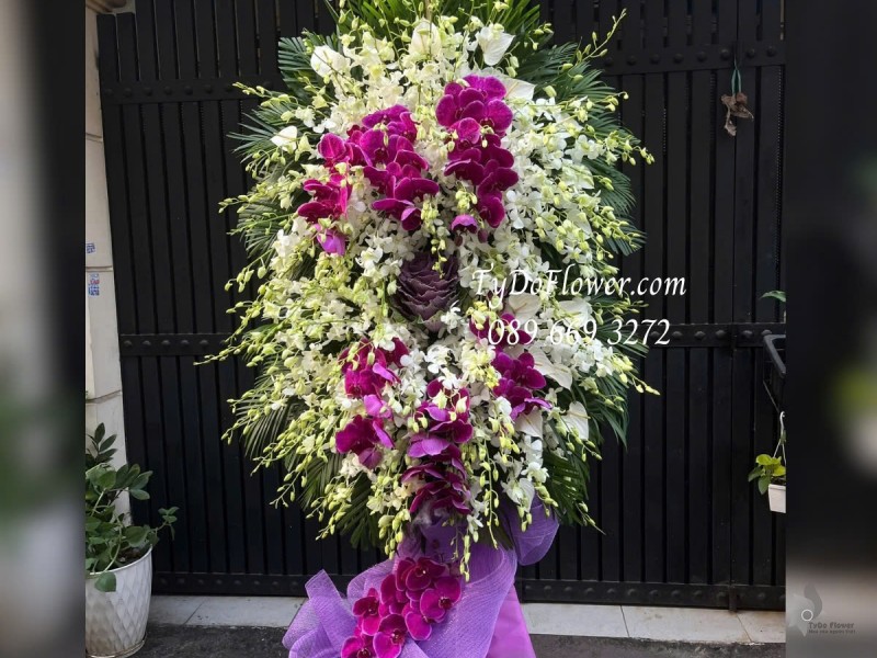 KCB0125113 KỆ HOA TANG LỄ VÒNG HOA CHIA BUỒN Thành Kính Phân Ưu Thiết kế Hoa Lan Trắng, Hoa Lan Hồ Điệp Tím, Hoa Hồng Sa Mạc