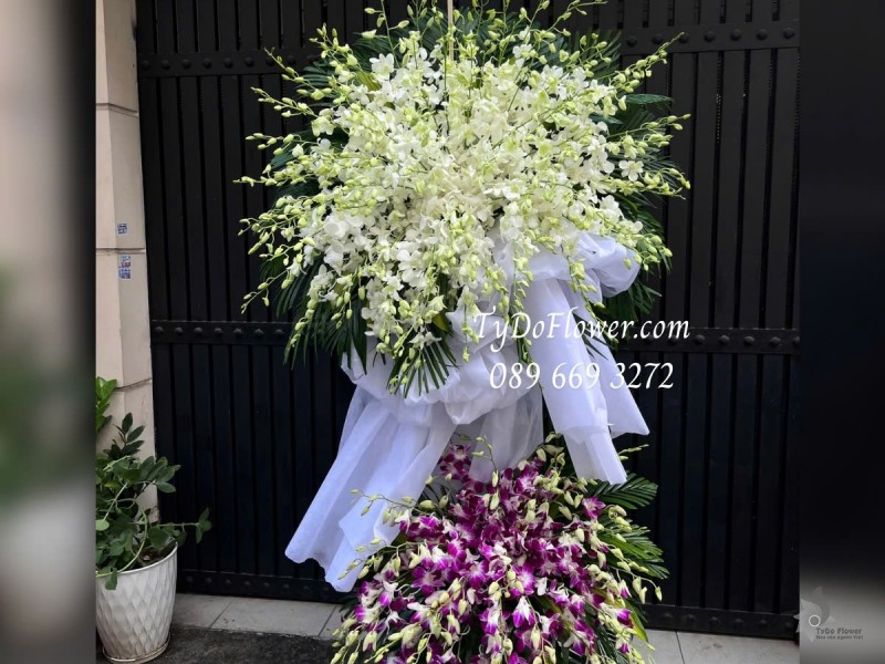 KCB0125114 KỆ HOA TANG LỄ VÒNG HOA CHIA BUỒN Kính Viếng Thiết kế 02 tầng Hoa Lan Trắng Và Tím