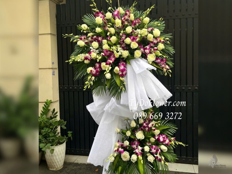 KCB0125115 KỆ HOA TANG LỄ VÒNG HOA CHIA BUỒN Thành Kính Phân Ưu Thiết kế Hoa Lan Tím, Hoa Hồng Trắng