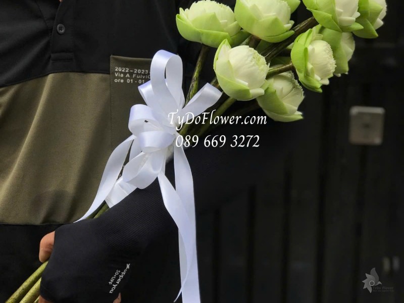 B0125126 BÓ HOA SEN TRẮNG Hoa Cầm Tay Cô Dâu