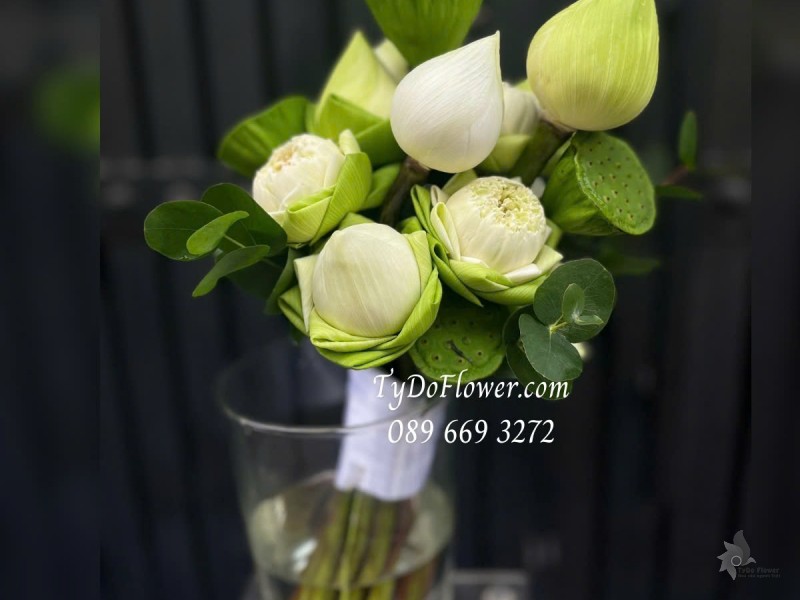 B0125127 BÓ HOA SEN TRẮNG Hoa Cầm Tay Cô Dâu