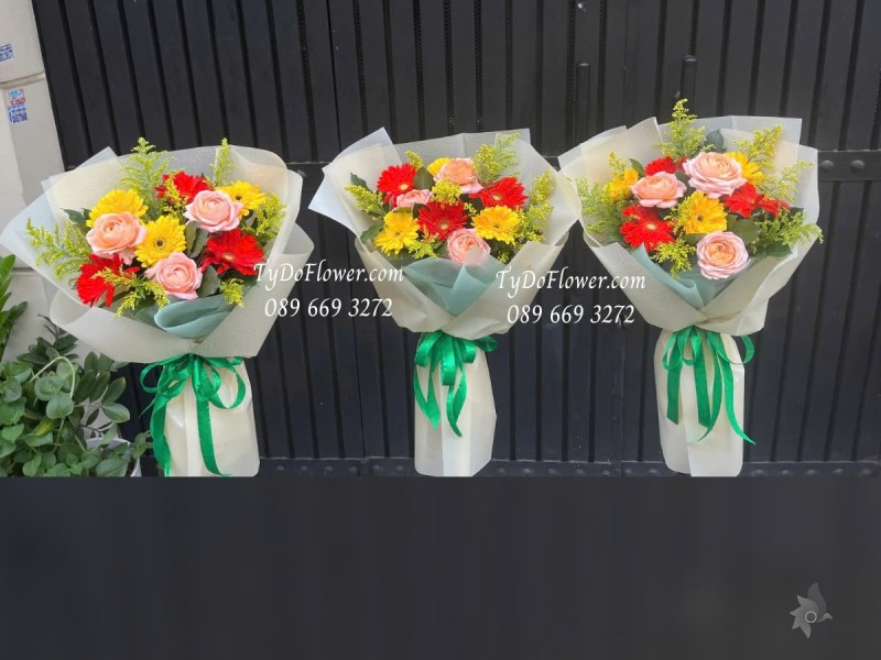 B0125130 ĐẶT TỪ 03 BÓ HOA CHÚC MỪNG Thiết kế tông màu đỏ vàng cam, Hoa Hồng và Hoa Đồng Tiền