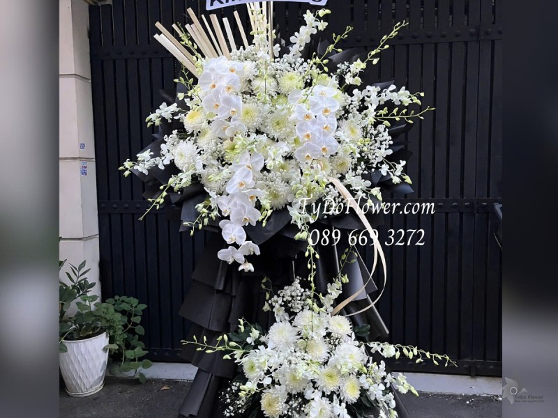 KCB0125133 KỆ HOA TANG LỄ VÒNG HOA CHIA BUỒN Kính Viếng Thiết kế 02 tầng Hoa Lan Trắng, Cúc Trắng, Lan Hồ Điệp Trắng