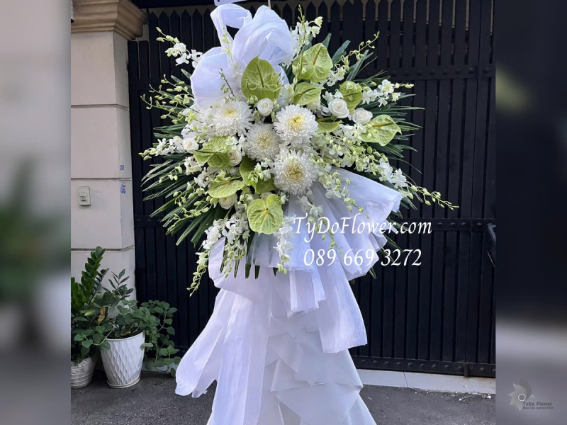 KCB0125134 KỆ HOA TANG LỄ VÒNG HOA CHIA BUỒN Kính Viếng Thiết kế 01 tầng Hoa Lan Trắng, Cúc Mẫu Đơn Trắng, Lá Hồng Môn